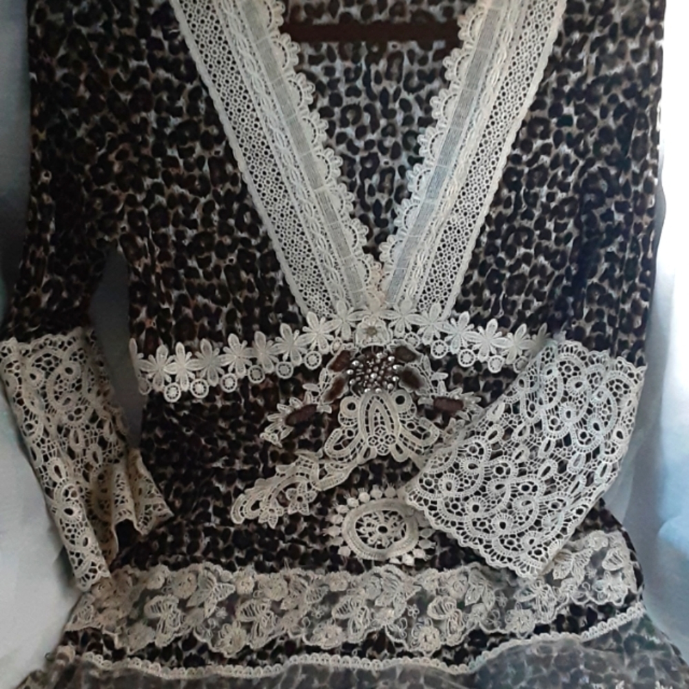 Lencing Blouse . Size L; Stretchy.  See Pics for measures
